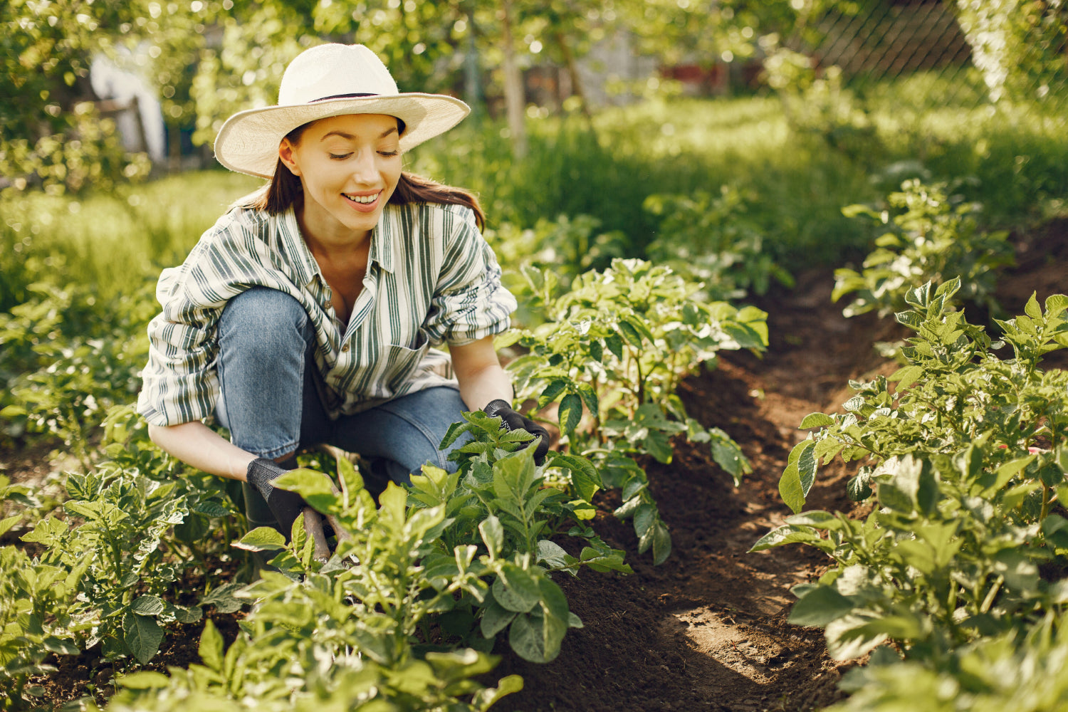 mujer recogiendo proteina vegetal