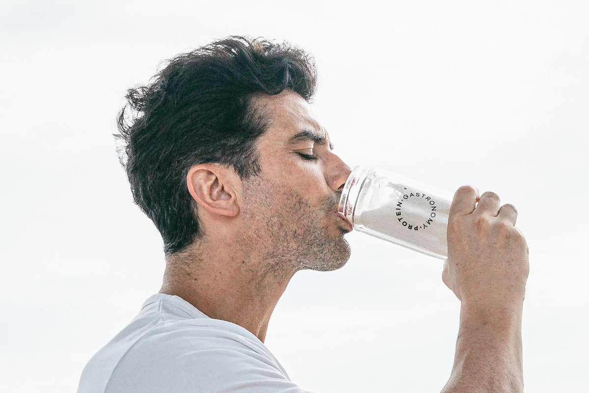 Hombre bebiendo un batido al aire libre